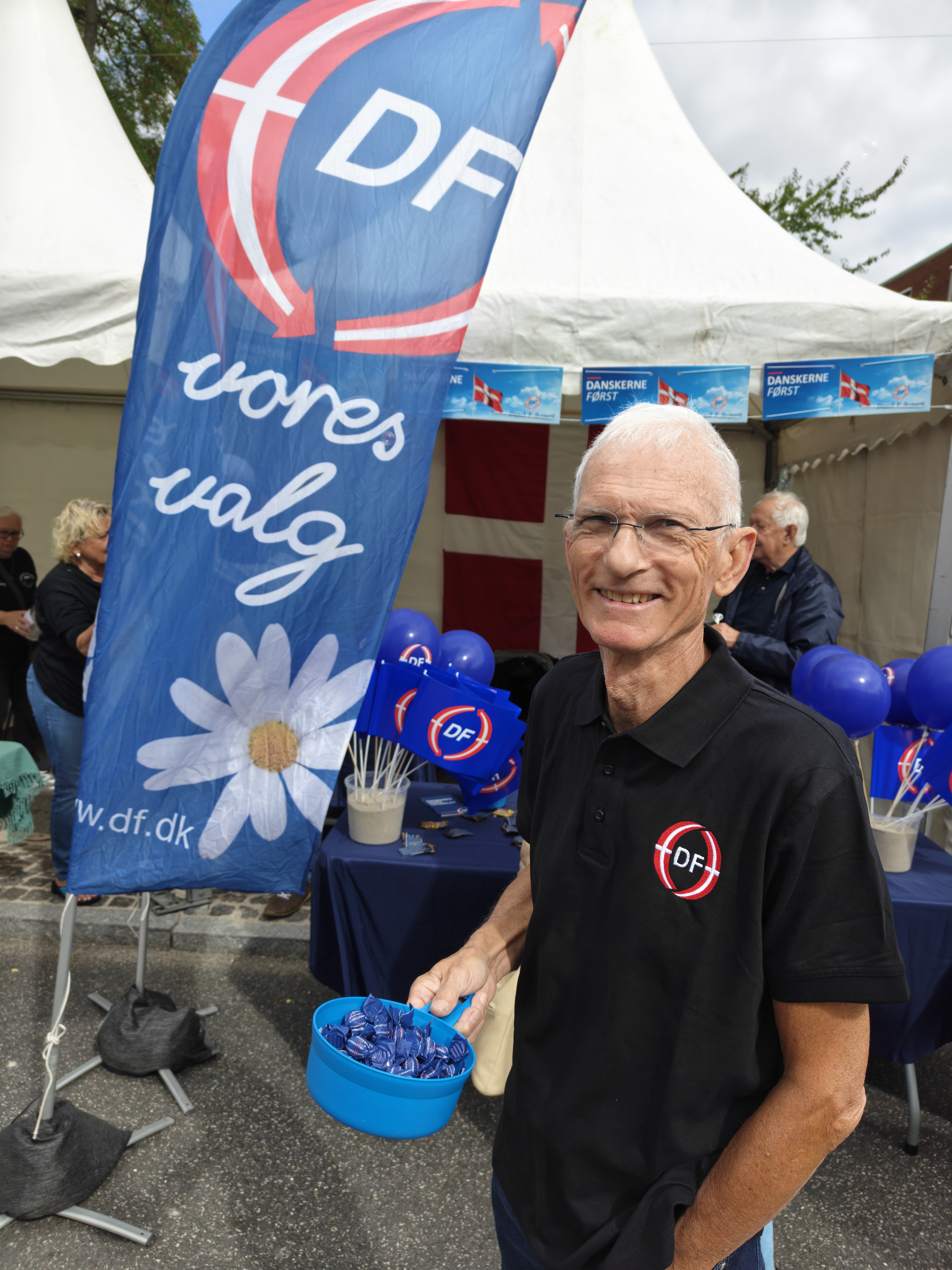 Peter Flindt-Hansen ved Dansk Folkepartis stand